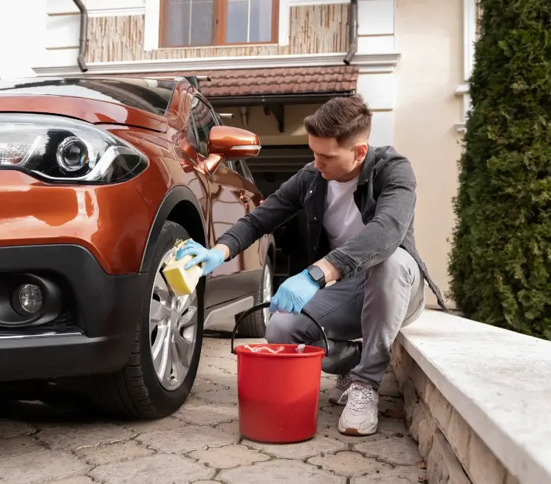 Lavage auto à domicile Saint-Pardoux-le-Lac : professionnel intervenant sur un véhicule